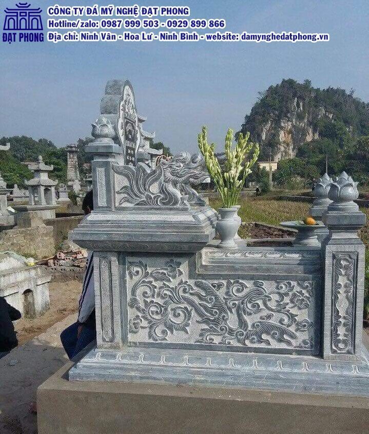 Mộ đá xanh là mẫu mộ được làm bằng đá xanh nguyên khối được khai thác tại Thanh Hoá hoặc Ninh Bình.