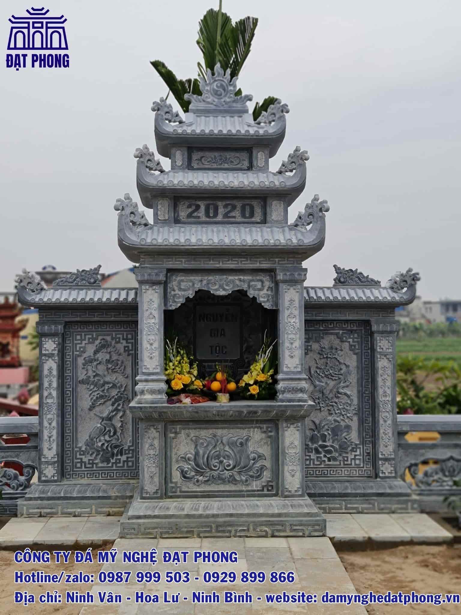 Câu đối khắc trên cột cổng đá vào khu lăng mộ