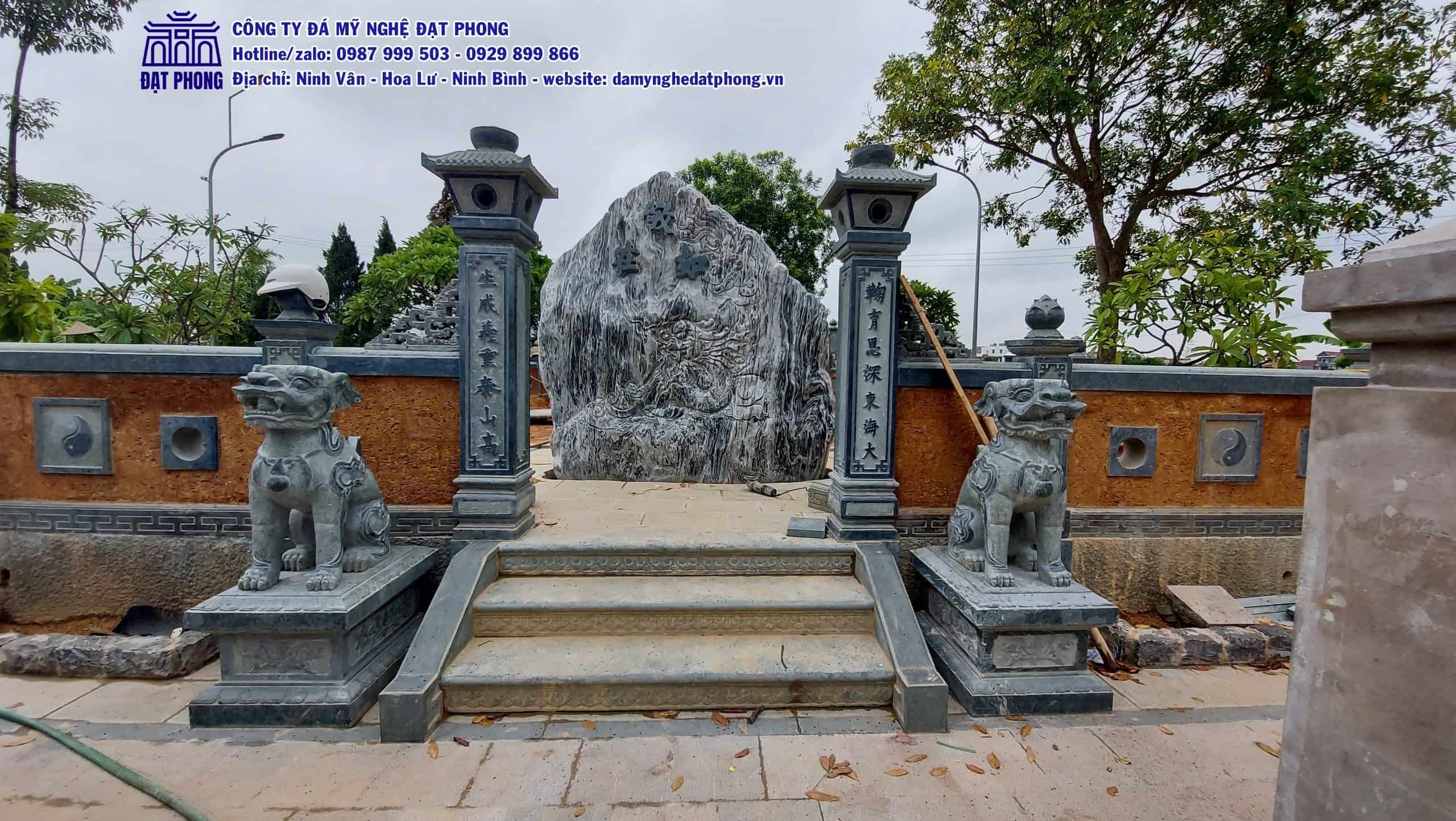 Cột đồng trụ đá chạm chữ Hán đặt hai bên nhà thờ họ