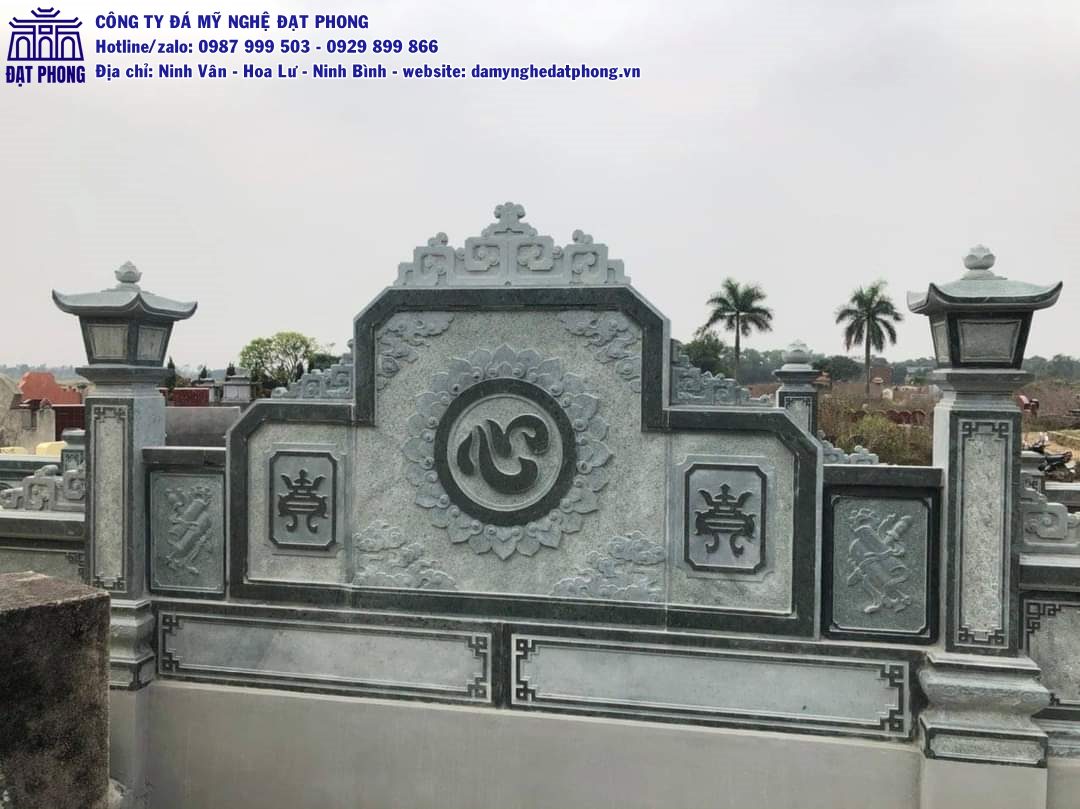 Bức bình phong đá xanh rêu chạm chữ Tâm trong khu lăng mộ do Đạt Phong thi công