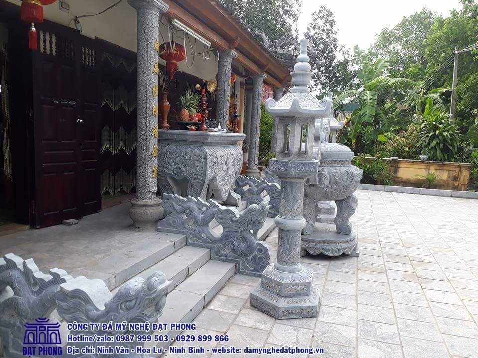 Lư hương đá đặt tại đền, đình, chùa